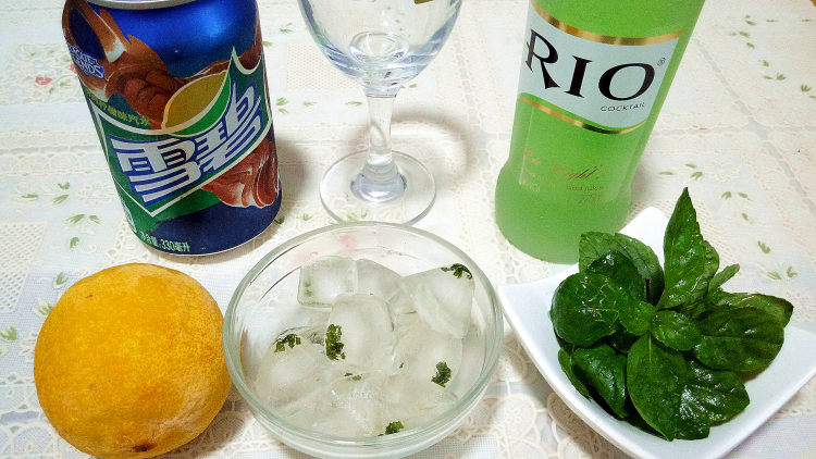 薄荷柠香冰饮步骤1