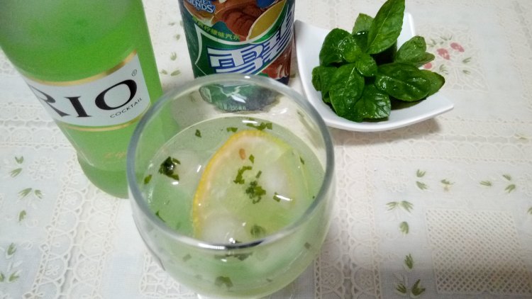 薄荷柠香冰饮步骤6