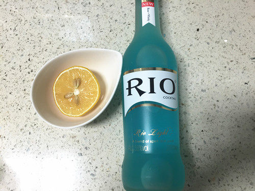 百香果鸡尾酒步骤1