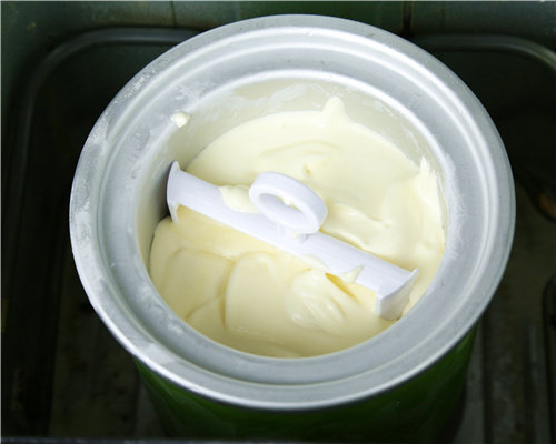 香草酸奶油樱桃冰淇淋步骤7