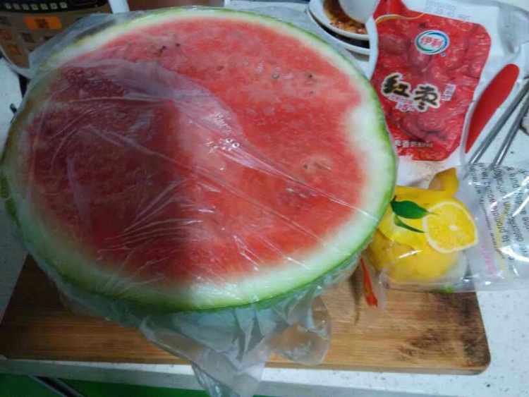 西瓜酸奶奶昔步骤1