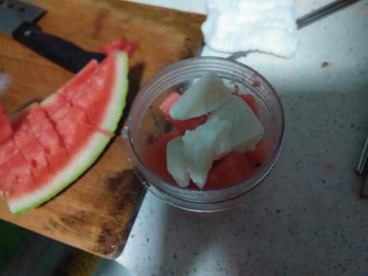 西瓜酸奶奶昔步骤4
