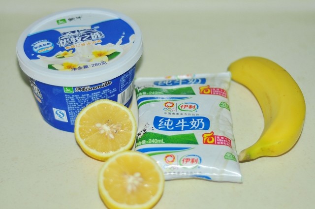 香蕉牛奶冰淇淋冰饮步骤1