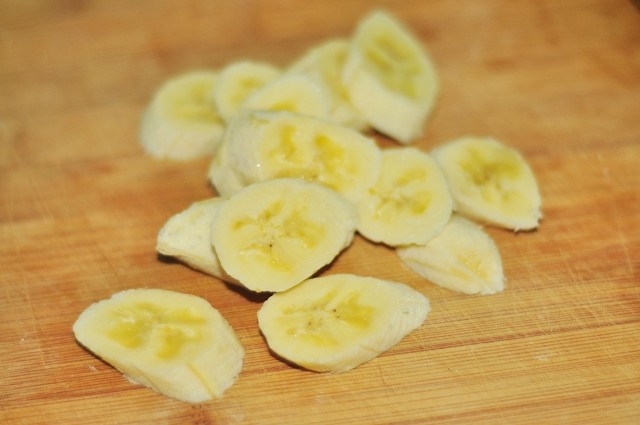 香蕉牛奶冰淇淋冰饮步骤2