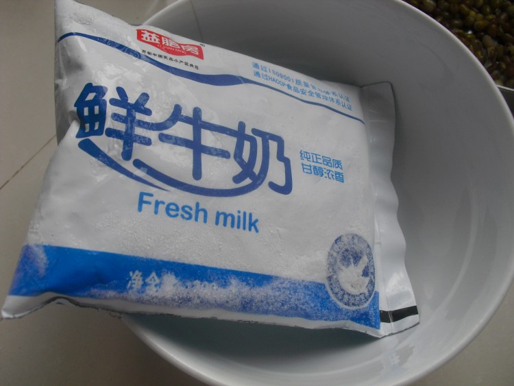 牛奶沙冰步骤1