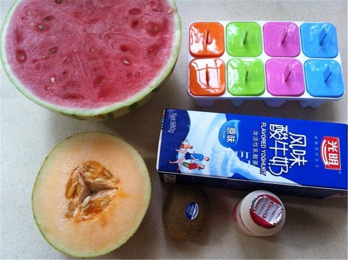 三色水果酸奶棒冰步骤1