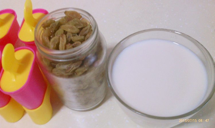 葡萄干豆浆冰棒步骤1