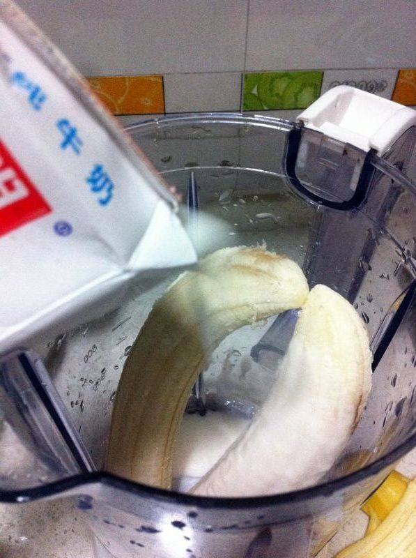 香蕉牛奶棒冰步骤4