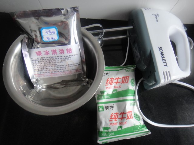 DIY菠萝冰淇淋小雪球步骤1