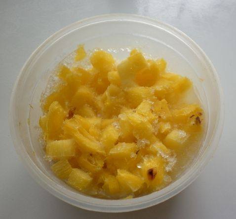 菠萝水果冰步骤1