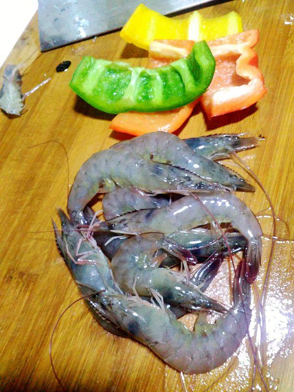 芝士彩椒串串虾步骤1