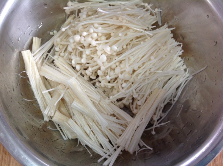 干煸肉丝金针菇步骤2