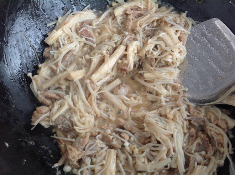 干煸肉丝金针菇步骤7