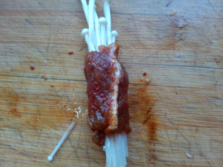 烤牛肉金针卷步骤12