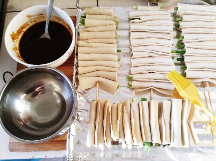 烤豆腐卷葱步骤5