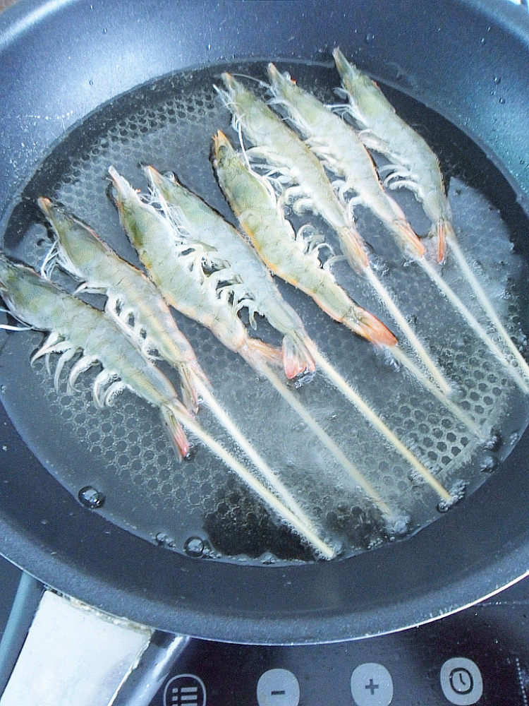 椒盐虾串步骤6