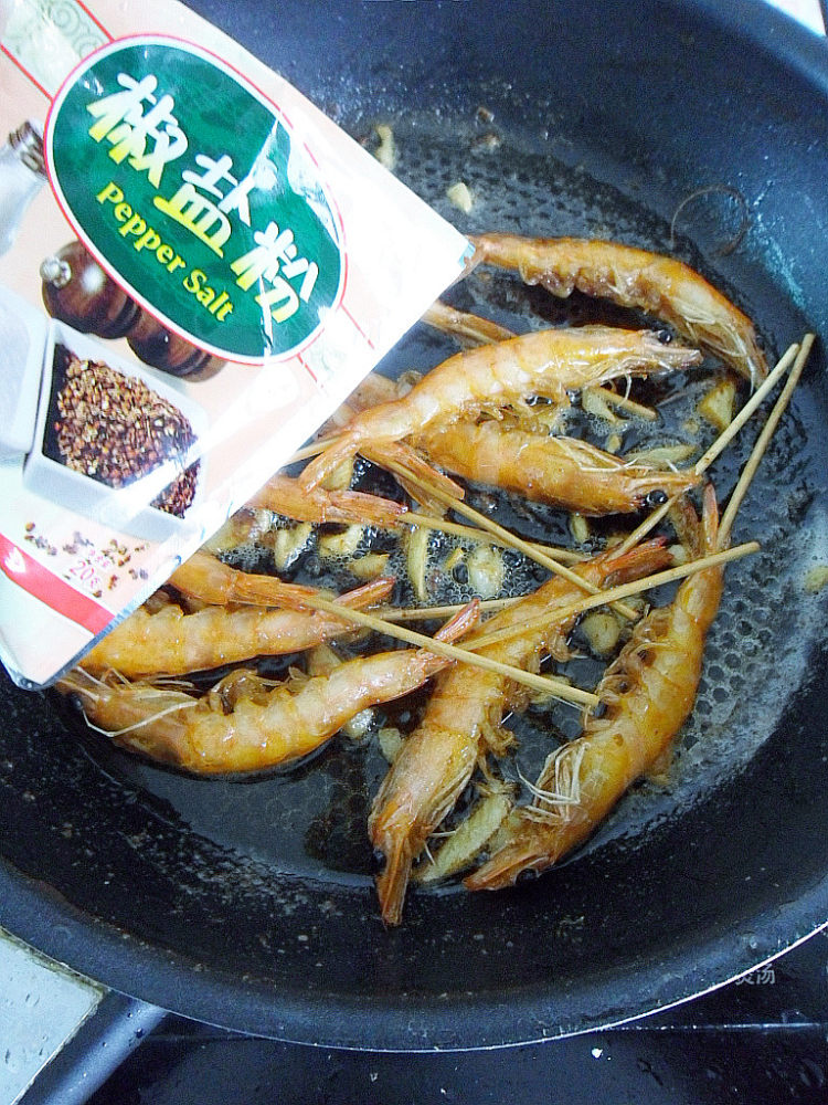 椒盐虾串步骤11
