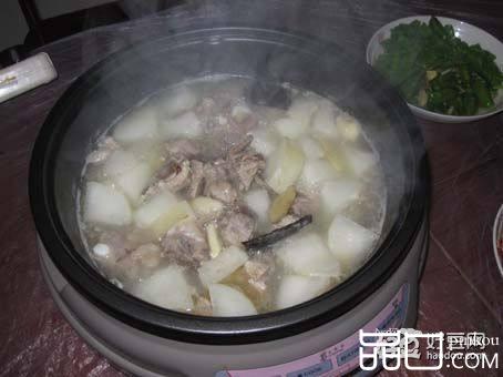 排骨萝卜清汤火锅