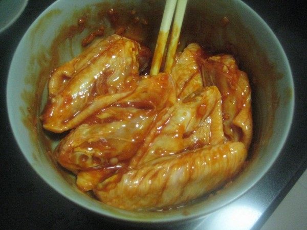 蒜香烧烤鸡翅中步骤2
