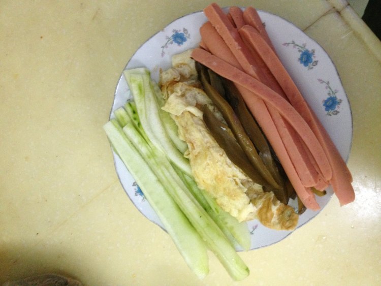 中式酱瓜紫菜包饭步骤5