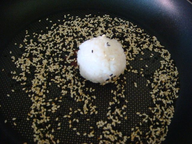 芝麻饭团步骤6
