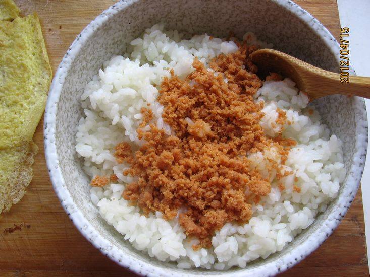 三文鱼松寿司饭团步骤4