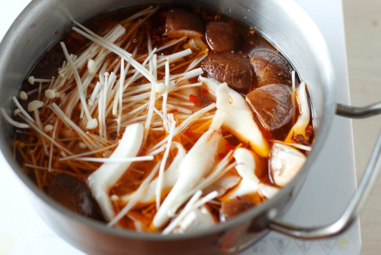 重庆鲜菇火锅步骤4