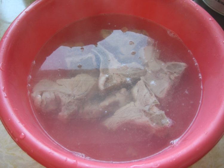 猪骨酸菜火锅步骤2