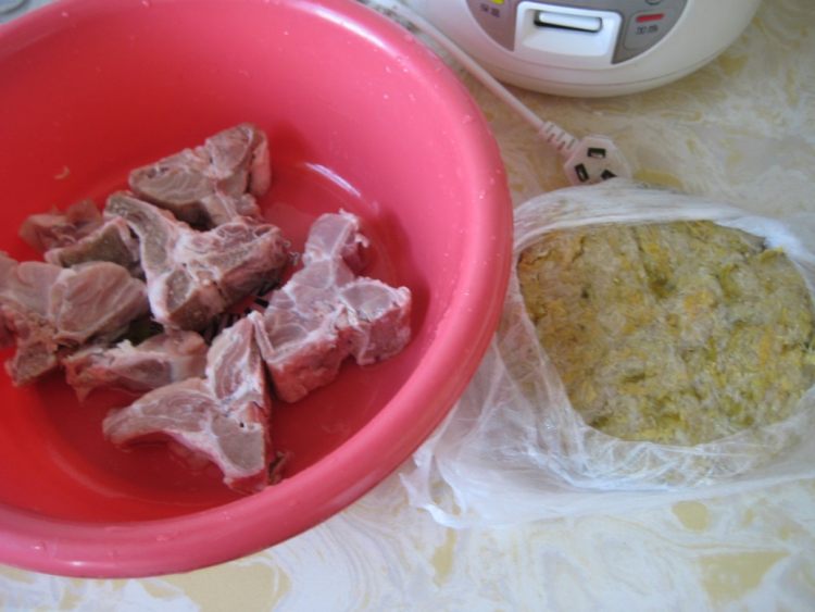 猪骨酸菜火锅步骤1
