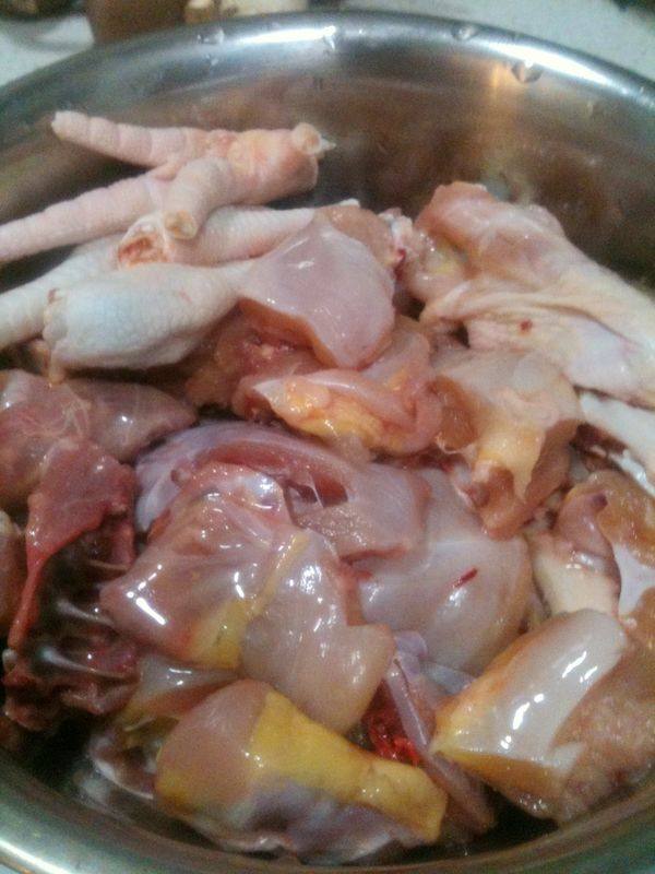什锦菌菇土鸡火锅步骤2