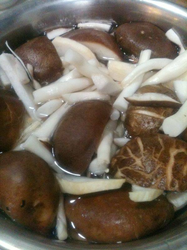 什锦菌菇土鸡火锅步骤7