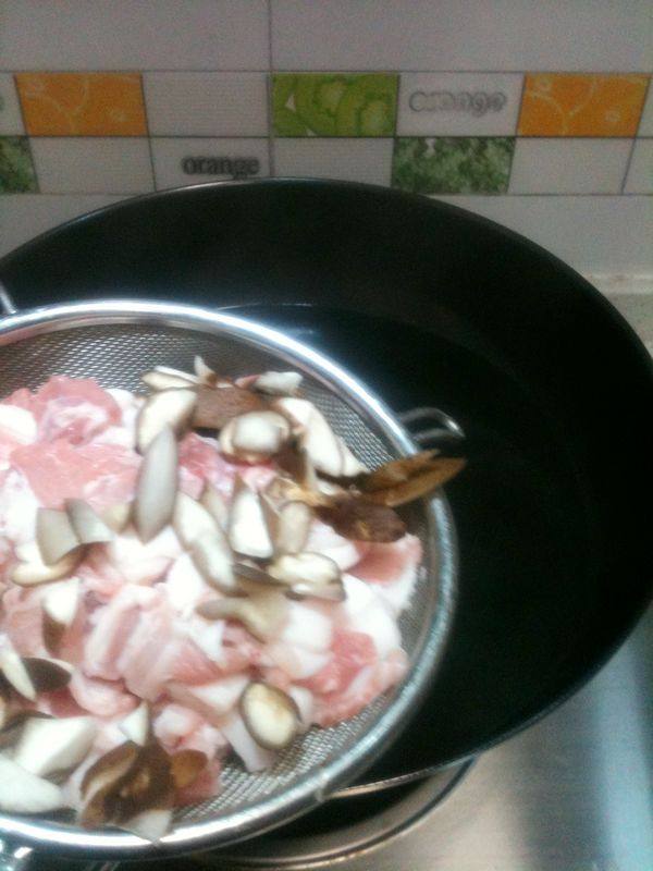 肉片香菇火锅步骤3