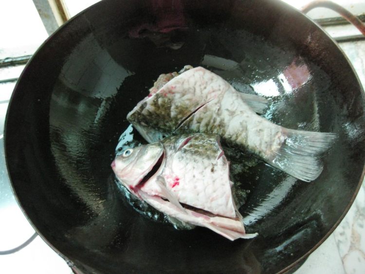 鲫鱼萝卜火锅步骤3