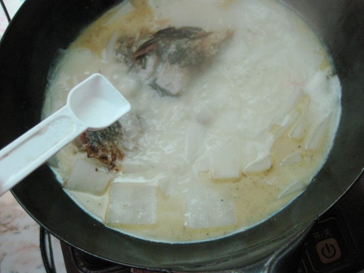 鲫鱼萝卜火锅步骤8