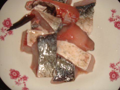 鱼肉蔬菜火锅步骤1