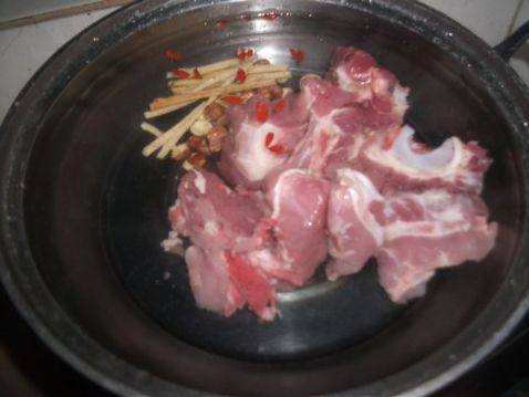 猪筒骨肉丸原味火锅步骤3