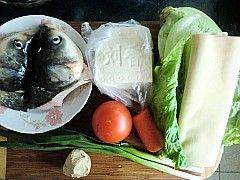 经典鸳鸯鱼头火锅步骤1