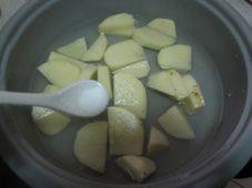 土豆腊肉炖火锅步骤2