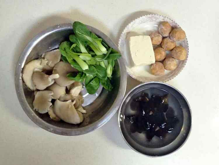什锦丸子煲步骤1