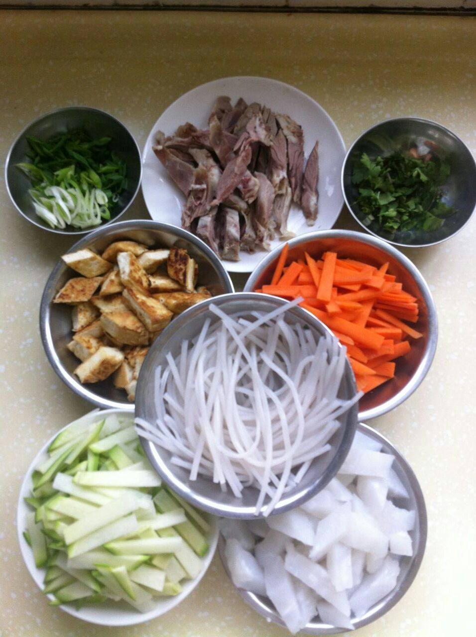 牛肉汤烩萝卜菜步骤2