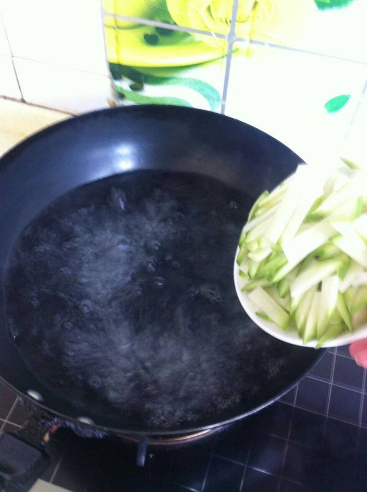 牛肉汤烩萝卜菜步骤3
