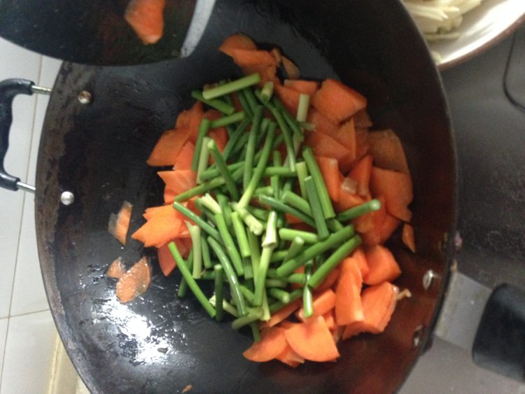蒜苔胡萝卜肉丝步骤6