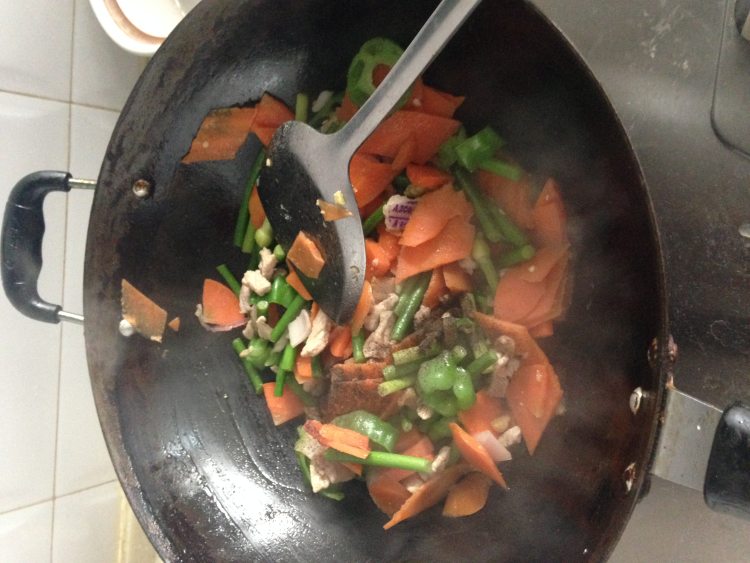蒜苔胡萝卜肉丝步骤8
