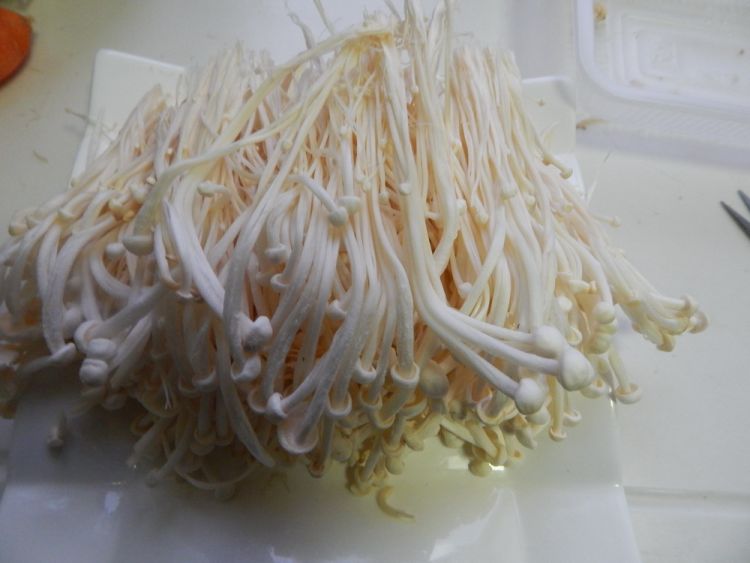 胡萝卜凉拌金针菇步骤1