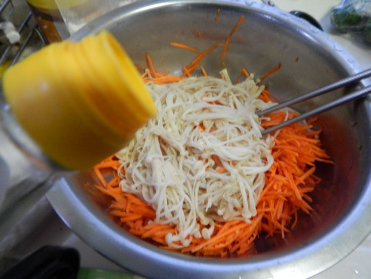 胡萝卜凉拌金针菇步骤5
