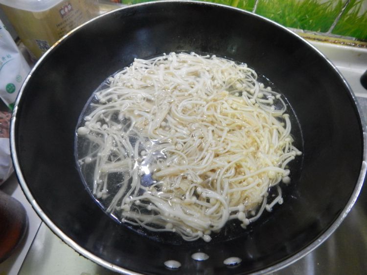 胡萝卜凉拌金针菇步骤3