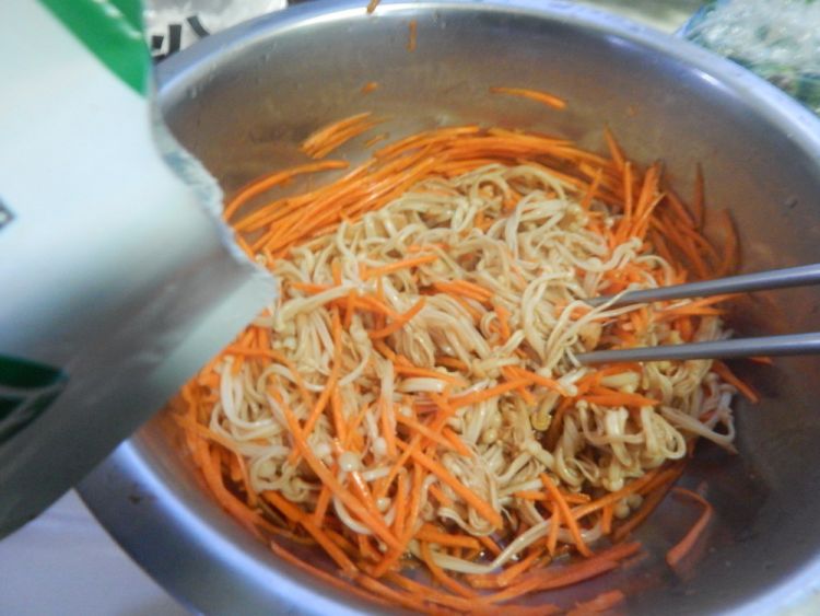 胡萝卜凉拌金针菇步骤7