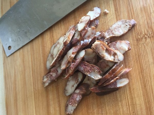 腊肠炒芹菜步骤2