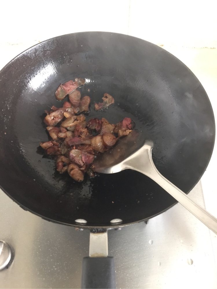 腊肠炒芹菜步骤5