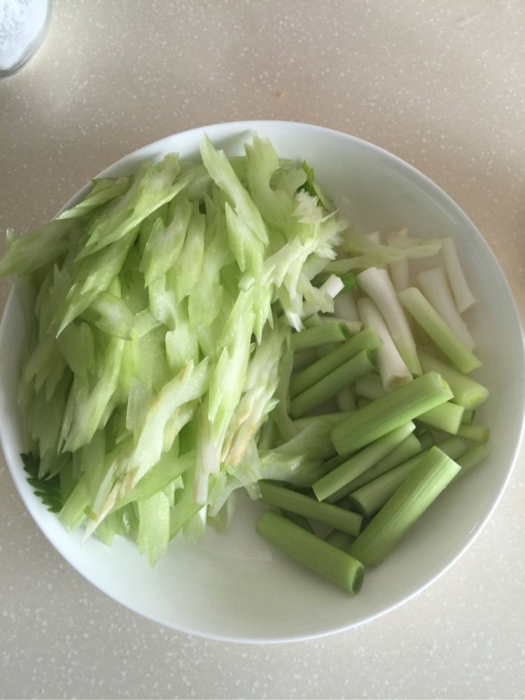 腊肠炒芹菜步骤3